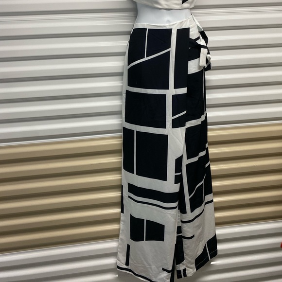 2 piece pants set. - Picture 2 of 2